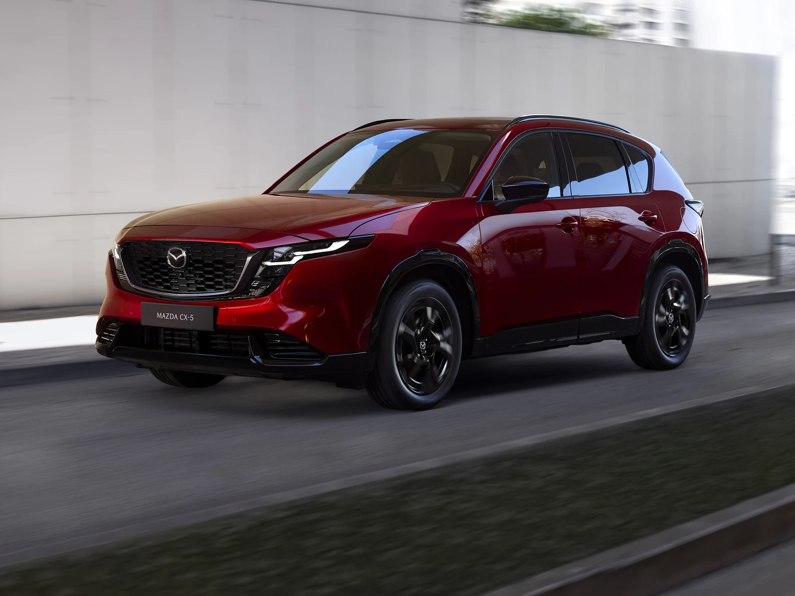 Красная Mazda CX-5 на городской дороге